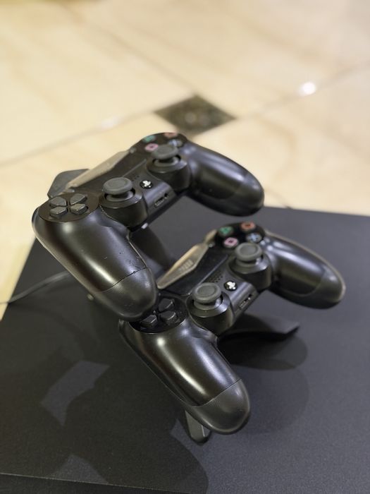 Продаю PlayStation 4 Pro 1TB у хорошому робочому стані.