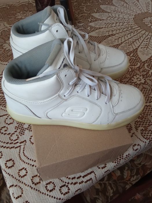 Продам ботинки женские.