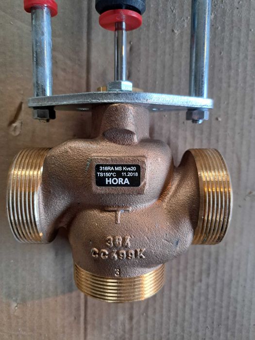 Siłownik MC100/24 z zaworem 3-drogowym 316RA MS firmy HORA
