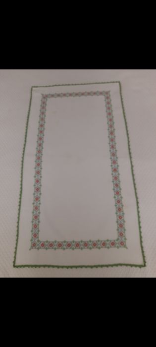 Naperon bordado em ponto de cruz, com remate feito em croché