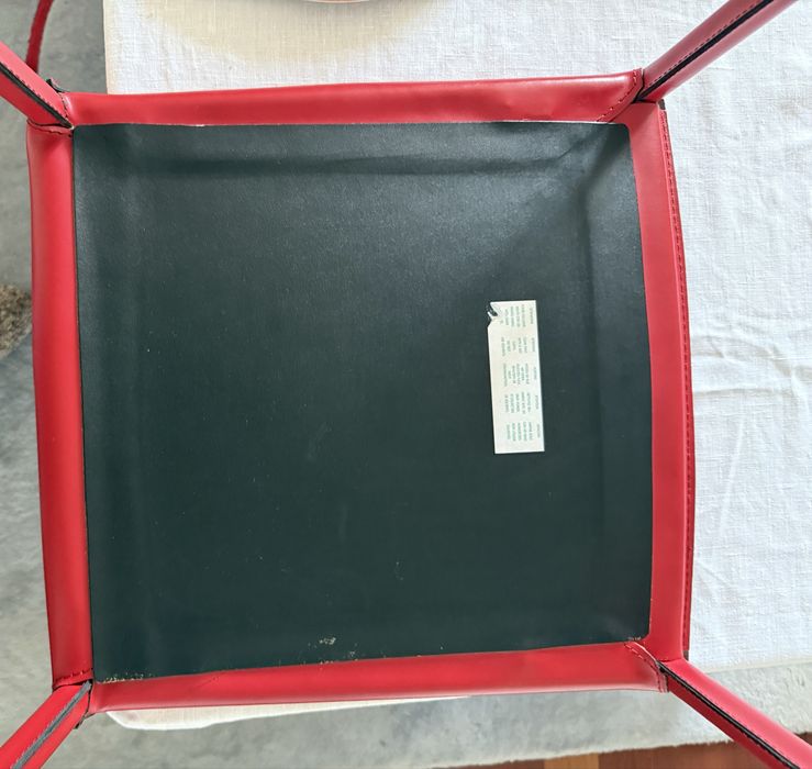 Conjunto de seis cadeiras em pele vermelhas