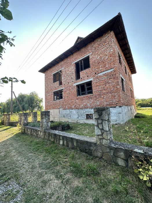 Будинок біля центрального озера м. Надвірна