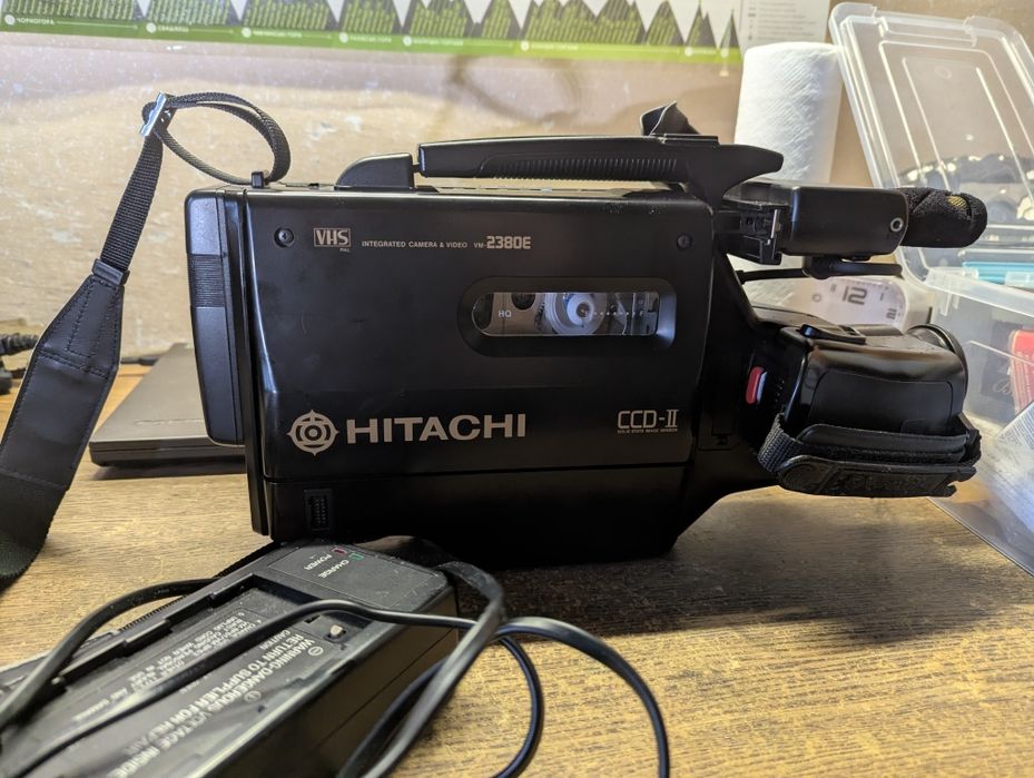 Відеокамера Hitachi VM-2380E