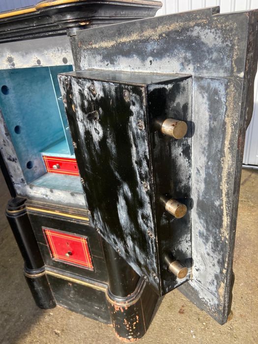 Cofre antigo em estado original