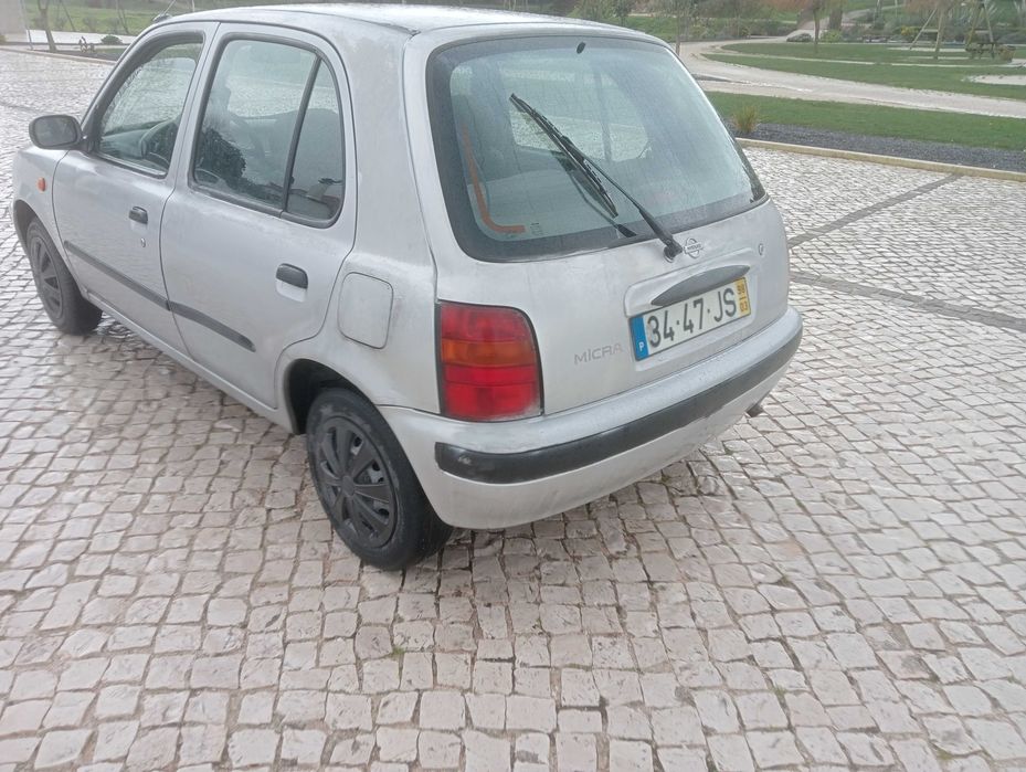 Nissan Micra á gasolina de 5 lugares