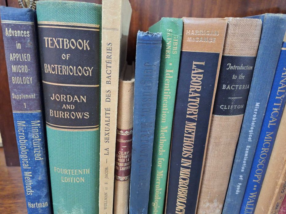 Livros antigos de capa dura sobre microbiologia
