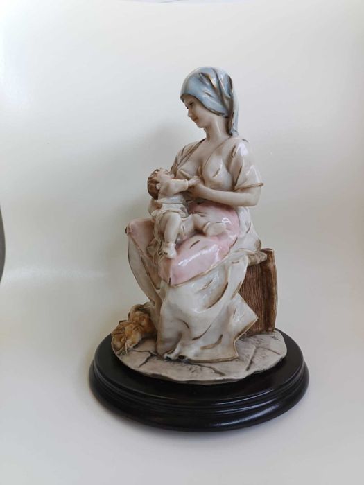 Imagem da Virgem Maria e o Menino Jesus