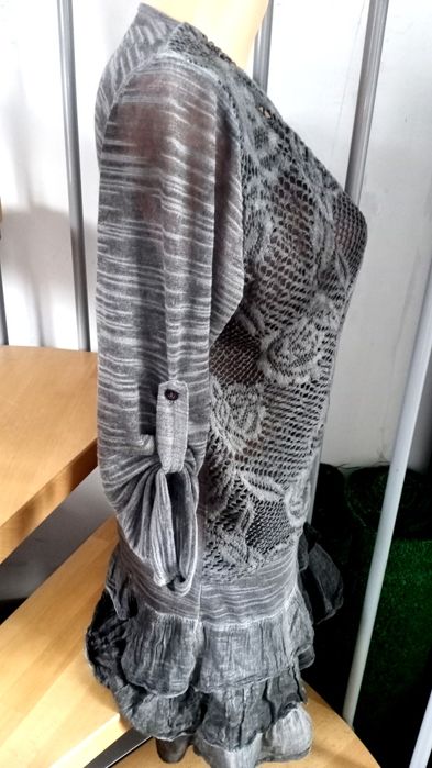 Sukienka z falbanami i elementami koronki tunika szary melanż