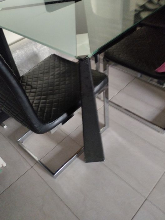 Mesa em vidro com pés pretos