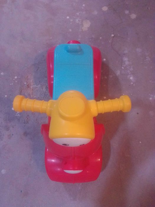 Vendo mota de criança Fisherprice estilo vespa