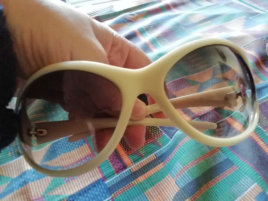 oculos de sol de cor branca