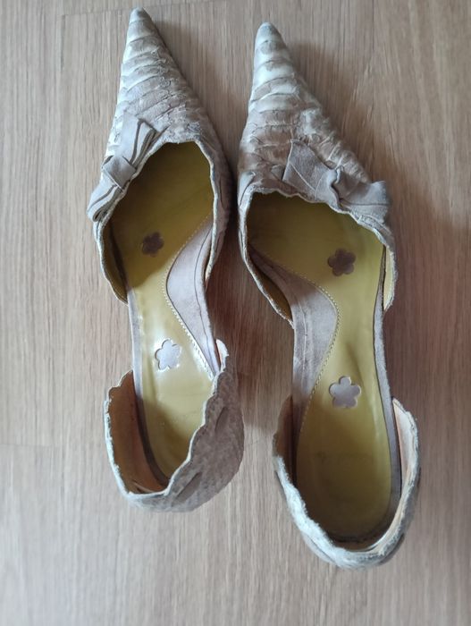 Sapatos elegantes em pele