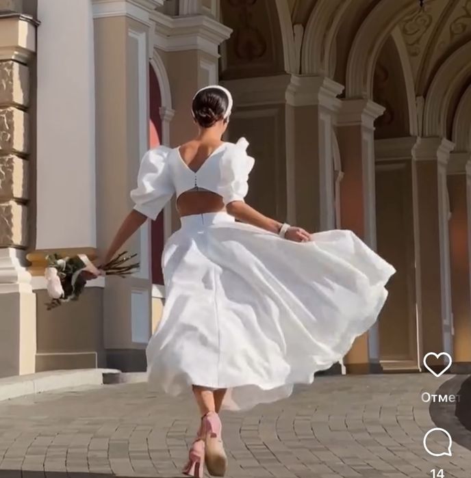 Біла весільна сукня