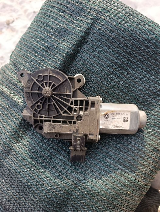 Моторчик склопідйомника передньої лівої дверки  Skoda Fabia