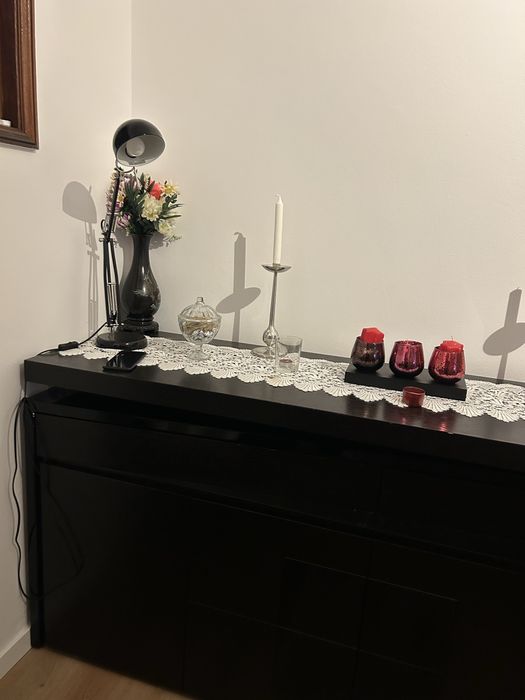 Aparador en madeira wengué, com zonas lacadas em preto semi-brilhante.