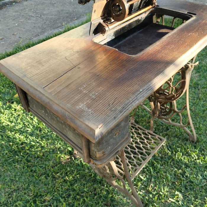 Máquina de costura Singer antiga
