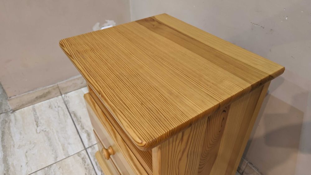Szafka nocna z drewna sosnowego SN105