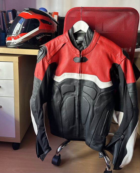Vendo 2 conjuntos de Capacetes e Blusões para mota
