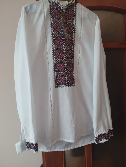 В продажі дві чоловічі вишиванки .