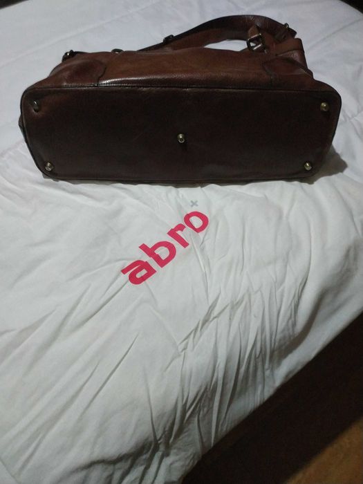 Mala grande, toda em pele, castanha, da marca ABRO