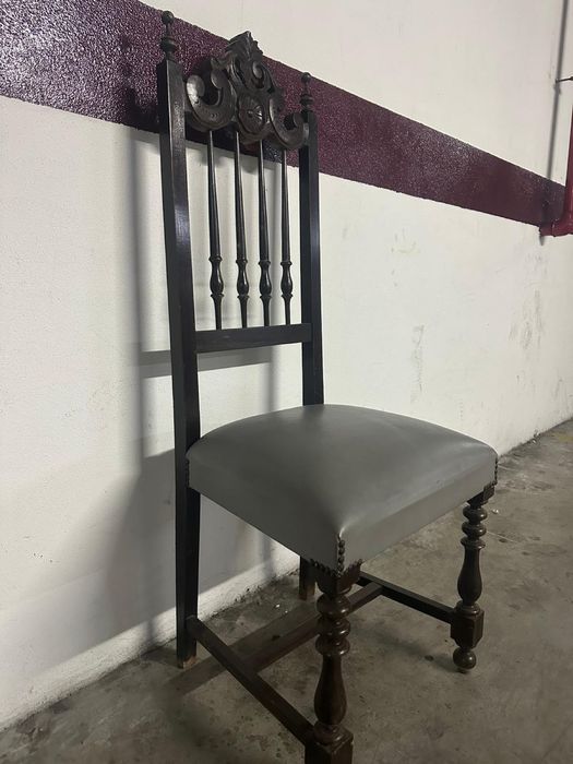 Cadeira em madeira maciça ótimo estado