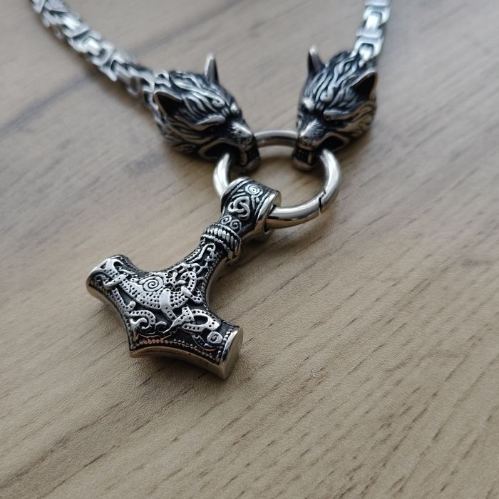 Vikings.Stalowy naszyjnik z młotem Thora i wilkami