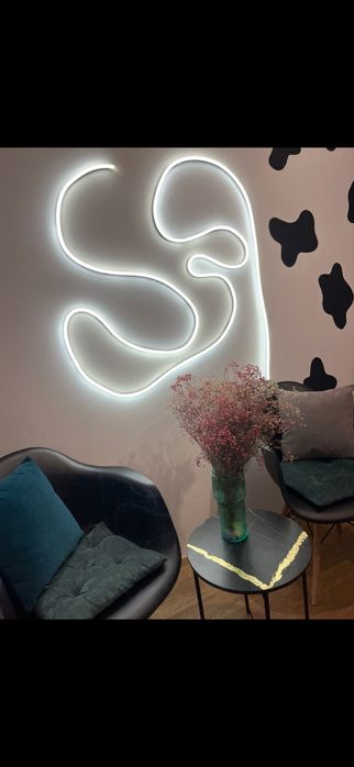 Стулья и зеркало и полочки