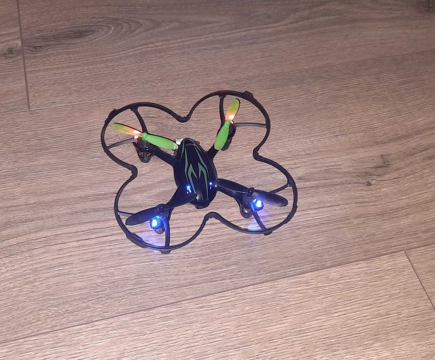 Б/у мини квадрокоптер Hubsan X4 Н107С с HD камерой, батарею заменить