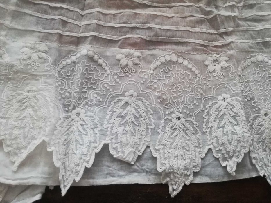 Vestidos de criança e babete muito antigos