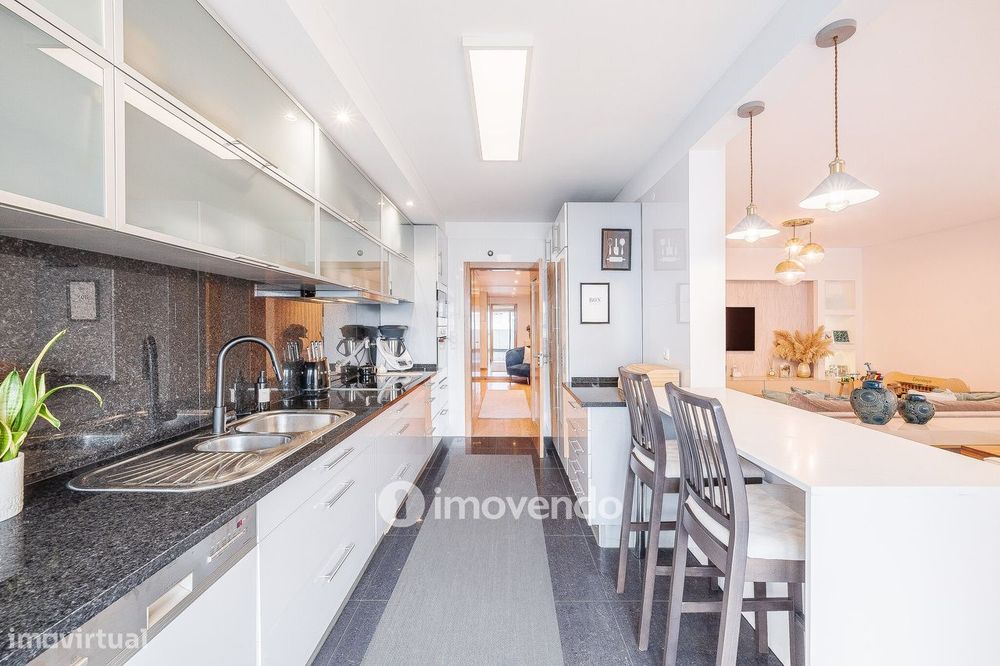 Apartamento T2 moderno, com garagem, em Carnaxide