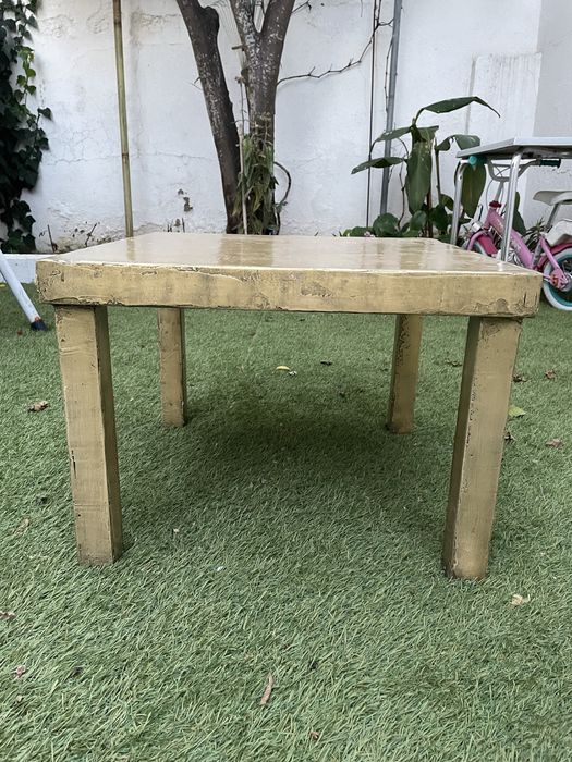 Mesa de centro dourada