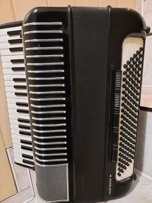 Akordeon Hohner elektryczny 120 bas