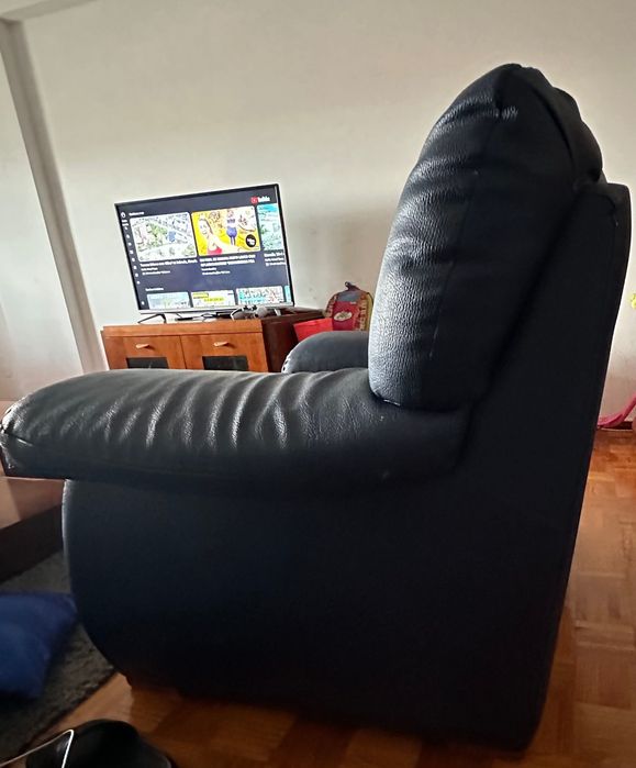 Poltrona azul com marcas de uso