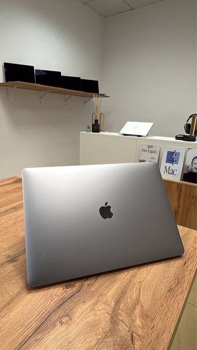 MacBook Pro 15” 2018 Space Gray . Стан: 9/10(Дуже Хороший Стан)