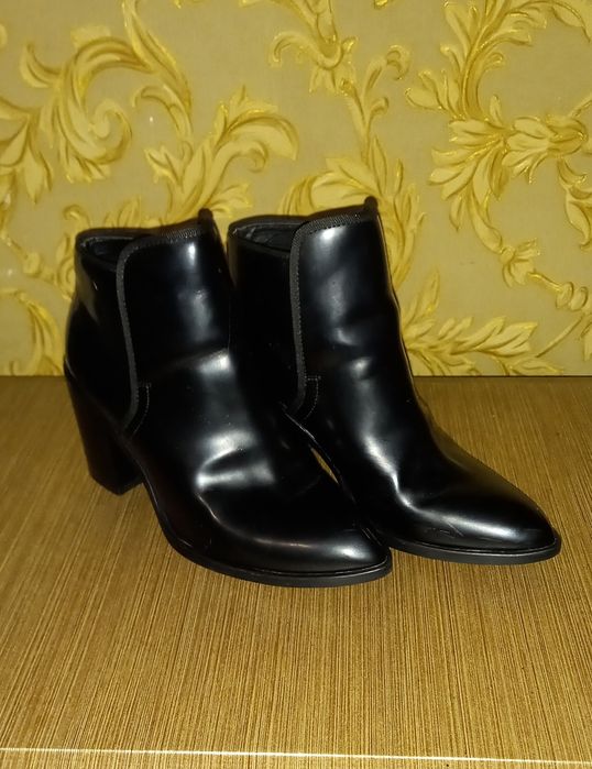 Лаковые ботильоны