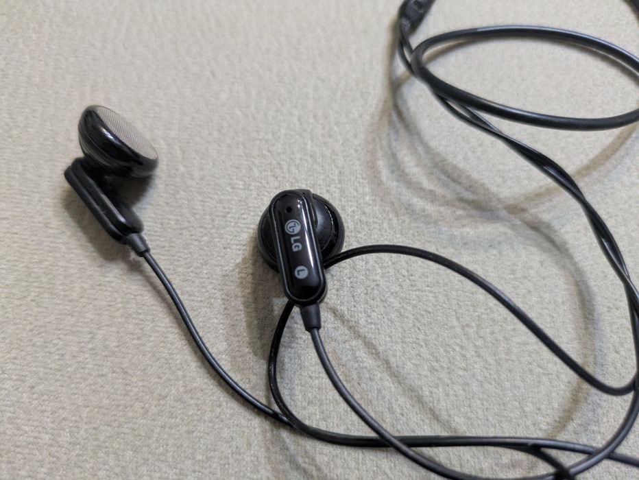 Auriculares pretos da LG
