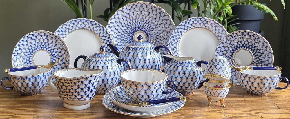 Porcelanowy serwis do herbaty – Łomonosow. Siatka kobaltowa.