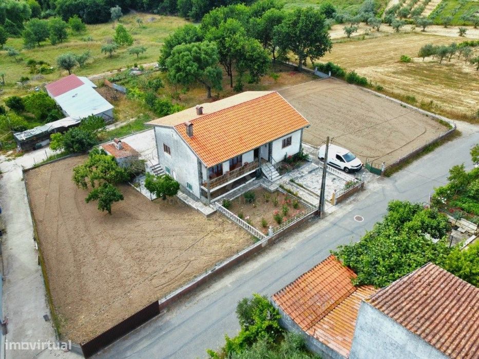 2+2 Bedroom Villa with 1,937 m² Plot in Carragosela, Tábua