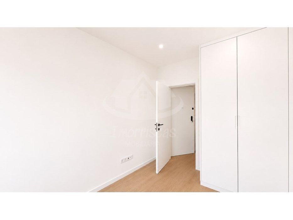 Apartamento T2 remodelado com cozinha equipada e despensa, em Odivelas
