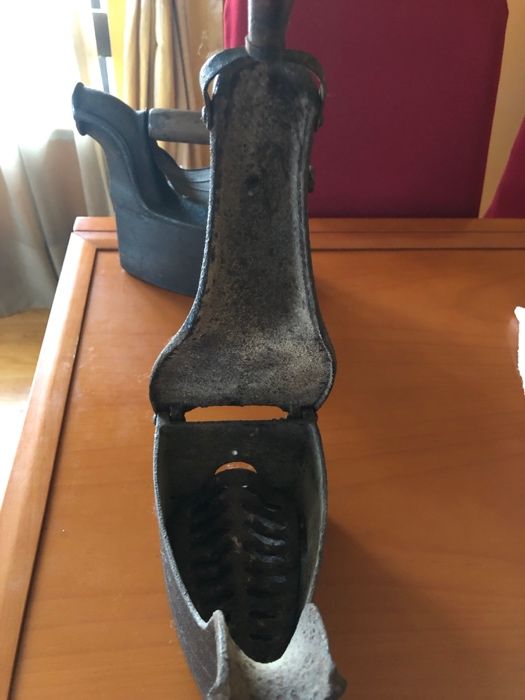 Ferro de Engomar a Carvão