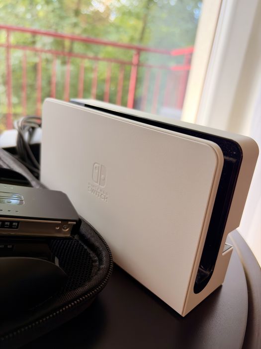 Konsola Nintendo Switch OLED + etui [stan bardzo dobry]