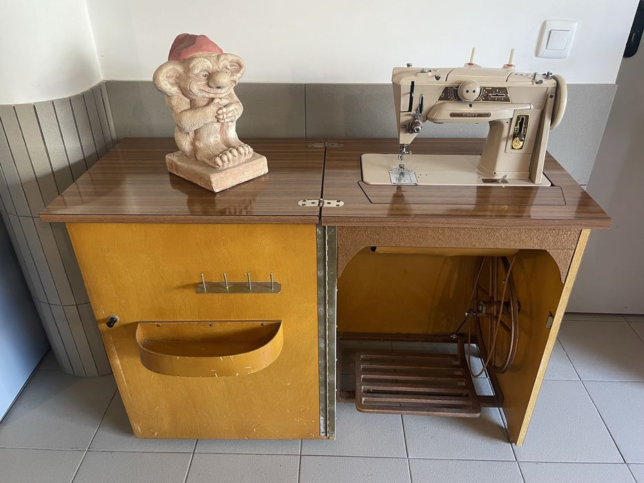 Máquina de costura Singer de 1961. Vários pontos e a trabalhar