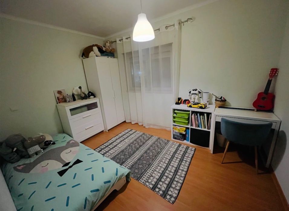Quarto criança- cama, colchão, cómoda, roupeiro e secretária