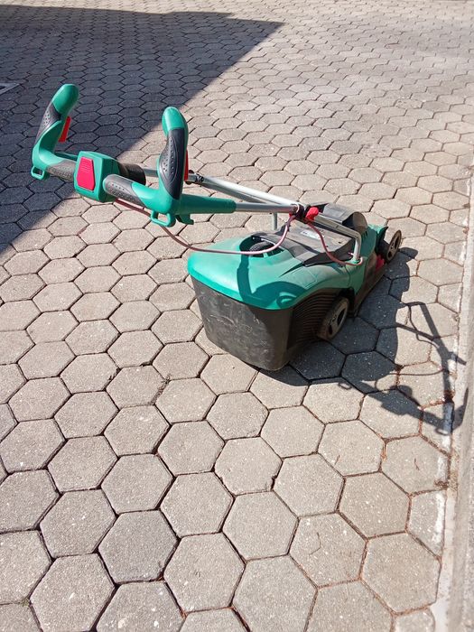 Máquina de cortar relva