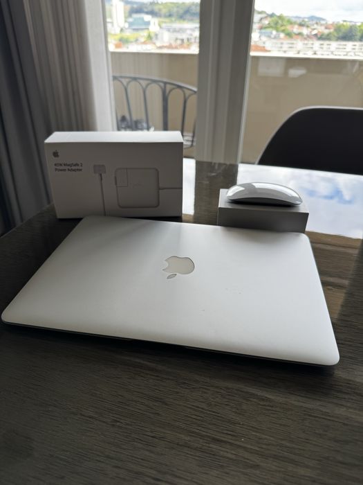 Apple MacBook Air 13" (2017) + Magic mouse + Carregador novo