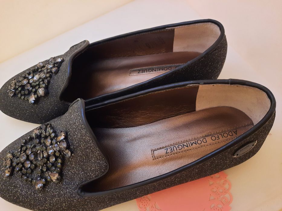 Sapatos pretos brilhantes com pedras
Adolfo Dominguez
