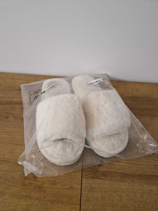 Kapcie z puszystym futerkiem ecru rozmiar 40-41