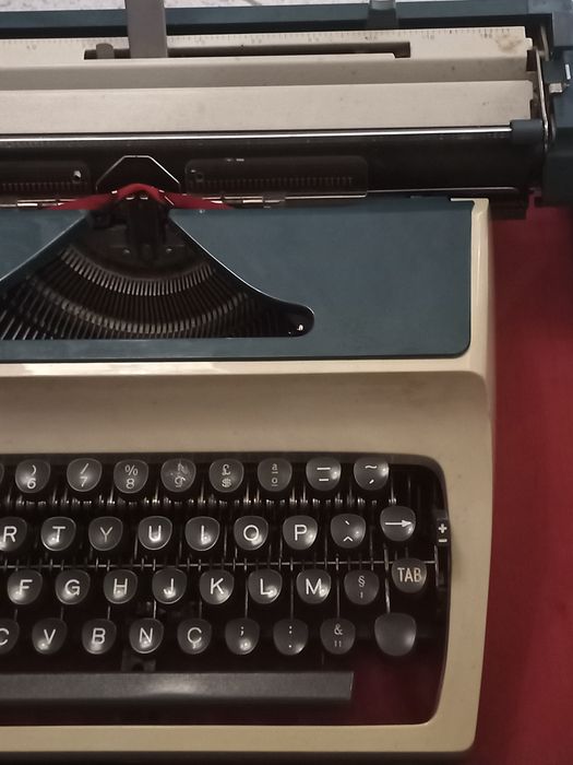 Maquina de escrever antiga marca Erika modelo 32
