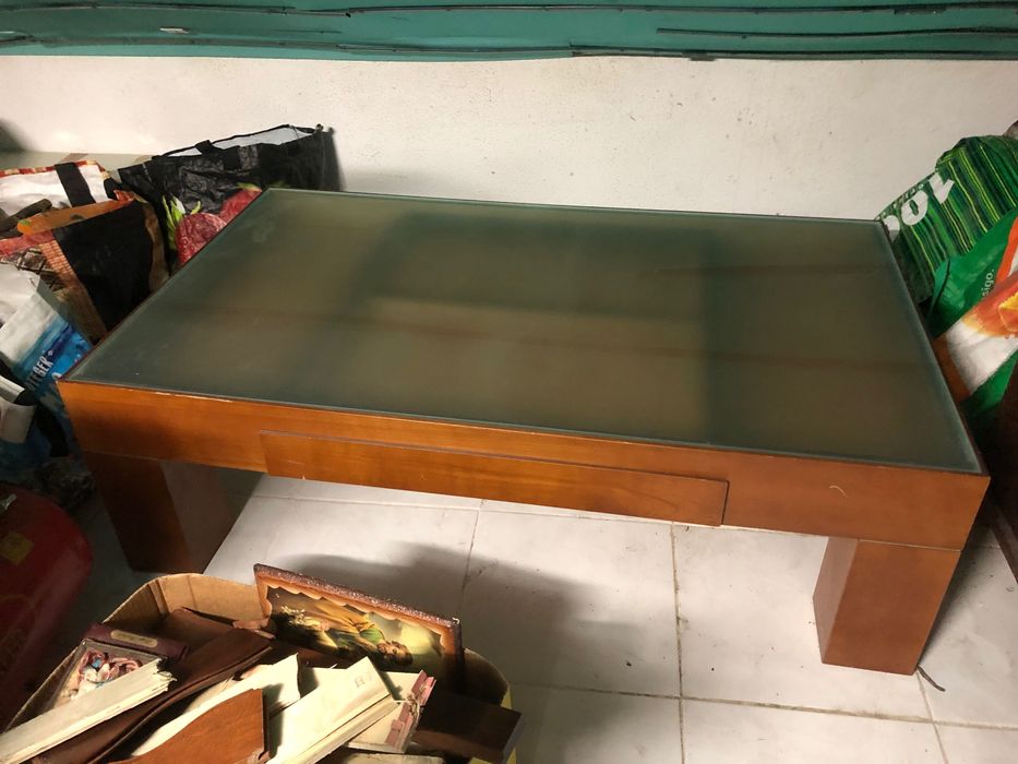 Mesa centro com tampo em vidro