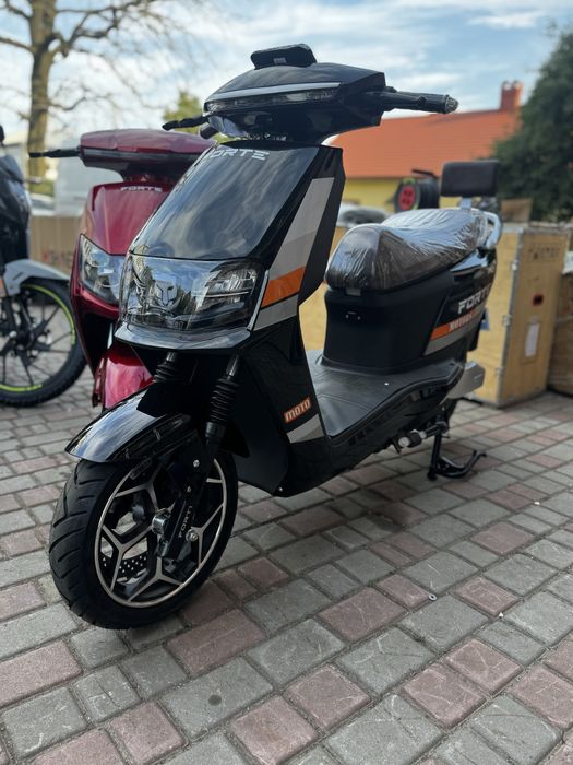 Електроскутер FORTE STRIKER